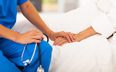 læge og patient holder i hånden, Q-Park støtter sundheden