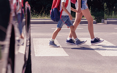 Børn går over fodgængerfelt, Q-Park støtter trafiksikkerhed
