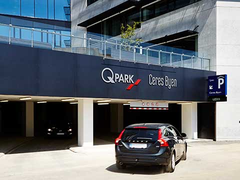 Q-Park Ceresbyen p-hus indkørsel. Sort bil kører ind i bygningen.