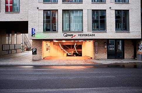 Q-Park Vestergade indkørsel til P-hus. Dele af bygning ses fra gaden