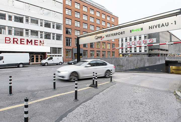 Q-Park Vesterport indkørsel ved Bremen Teater. Hvid bil kører ud af anlægget