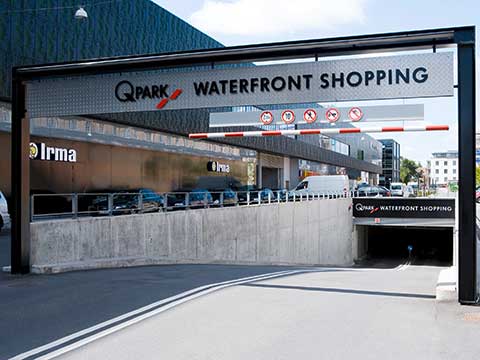 Q-Park Waterfront nedkørsel med biler parkeret ved bygningen.