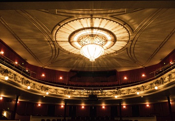 Elegant teatersal med stor lysekrone, udsmykket loft og balkoner - Parkering Folketeatret