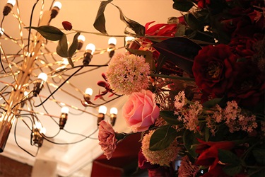 Large chandelier and bouquet of roses seen from below – Parking Hoppes