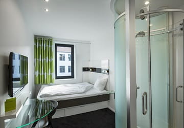 Wake up Copenhagen hotelværelse med seng tv og badeværelse