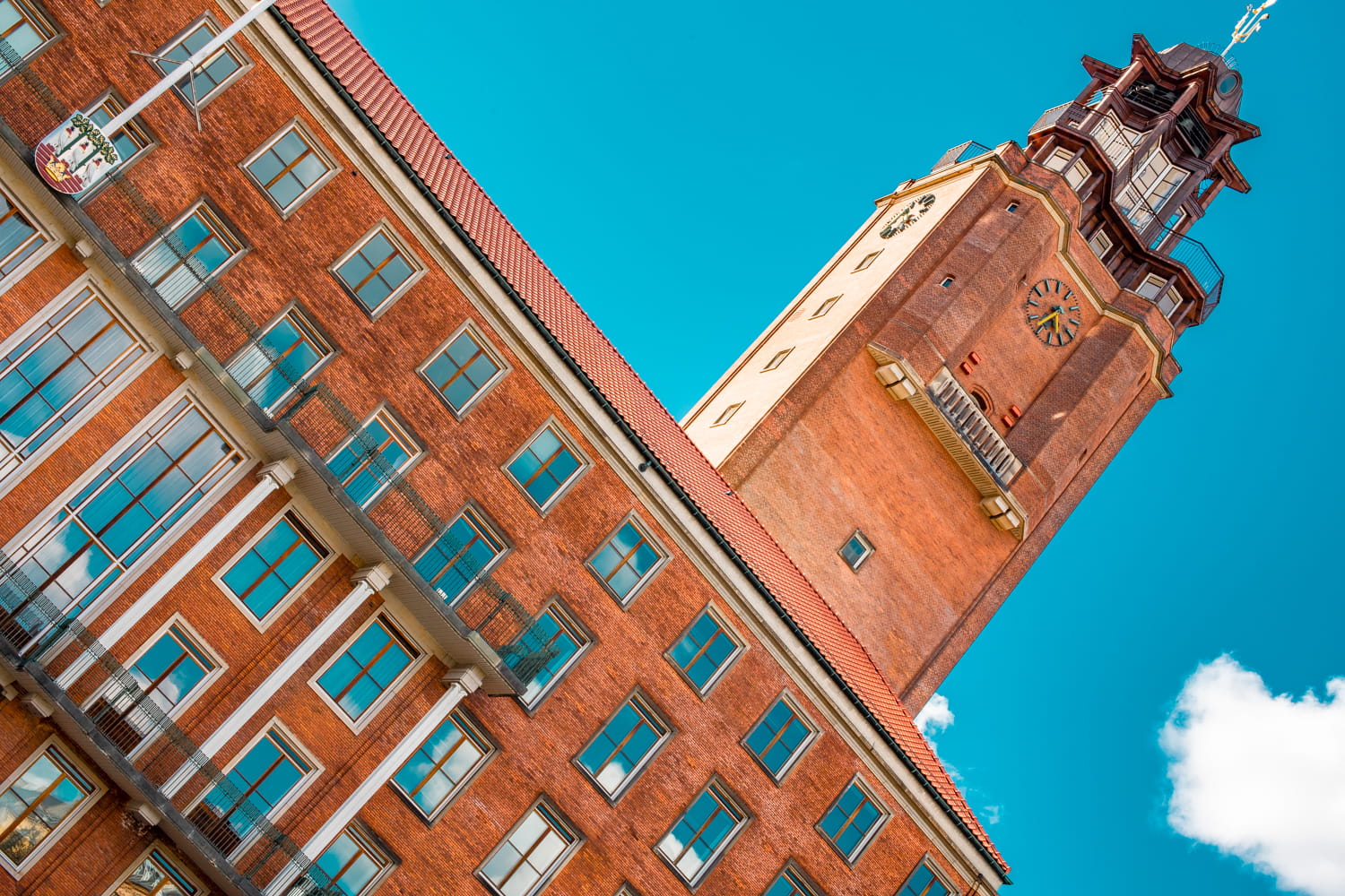 Frederiksberg Rådhus tårnet mod en blå himmel