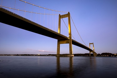 Lillebæltsbroen ved Fredericia om aften med lilla himmel