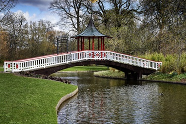 Frederiksberg Have bro med lille pergola på.