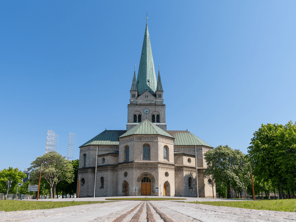 Frederikshavn Kirke mod en blå himmel