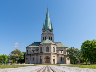 Frederikshavn Kirke mod en blå himmel