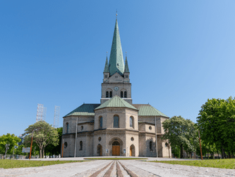 Frederikshavn Church mod en blå himmel