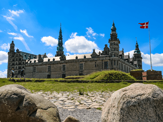 Kronborg slot på en solskinsdag. Flag hejst i vinden