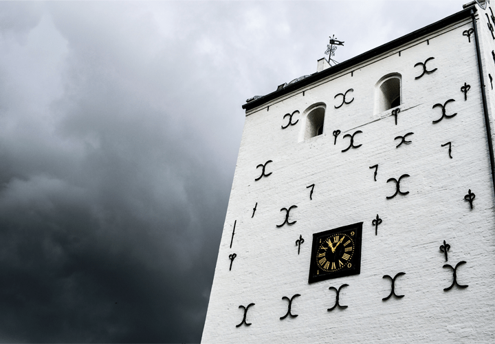 Sct. Catharinæ Kirke Hjørring mod en grå himmel