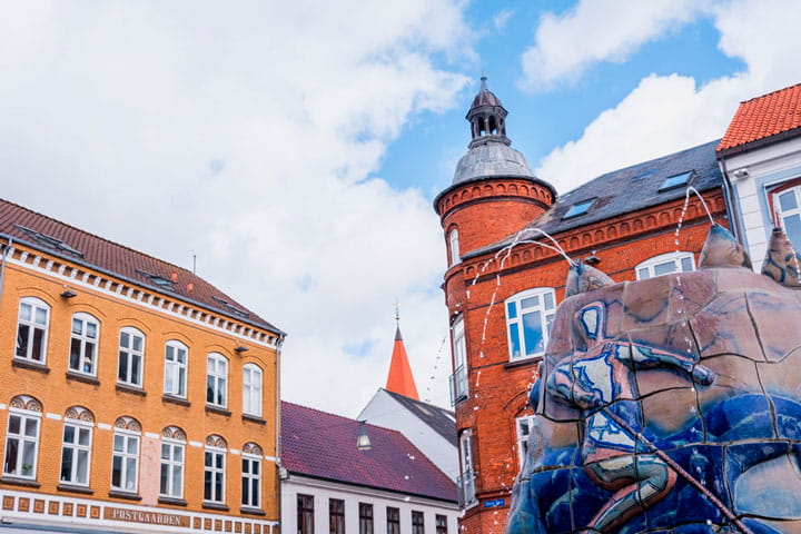 Holstebro By med flotte bygninger mod en blå himmel
