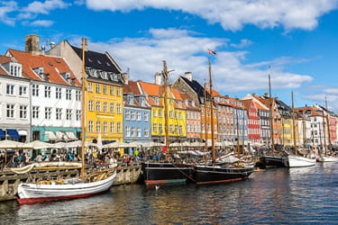 Nyhavn i København med skibe ved dokken og de klassiske flerfarvede huse ved havnen