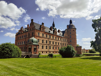 Vallø Slot i Køge i grønne omgivelser på en flot sommerdag