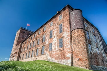 Koldinghus i Kolding, rødt murstensslot med blå himmel
