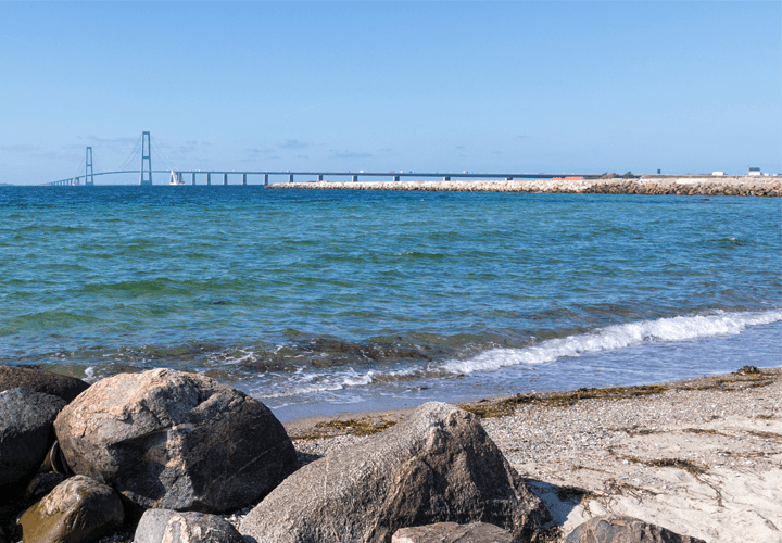 Storebæltsbroen set fra Korsør på en blæsevejrsdag
