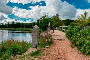 Padborg naturområde med sø og gåstiger langs vandet på en smuk sommerdag