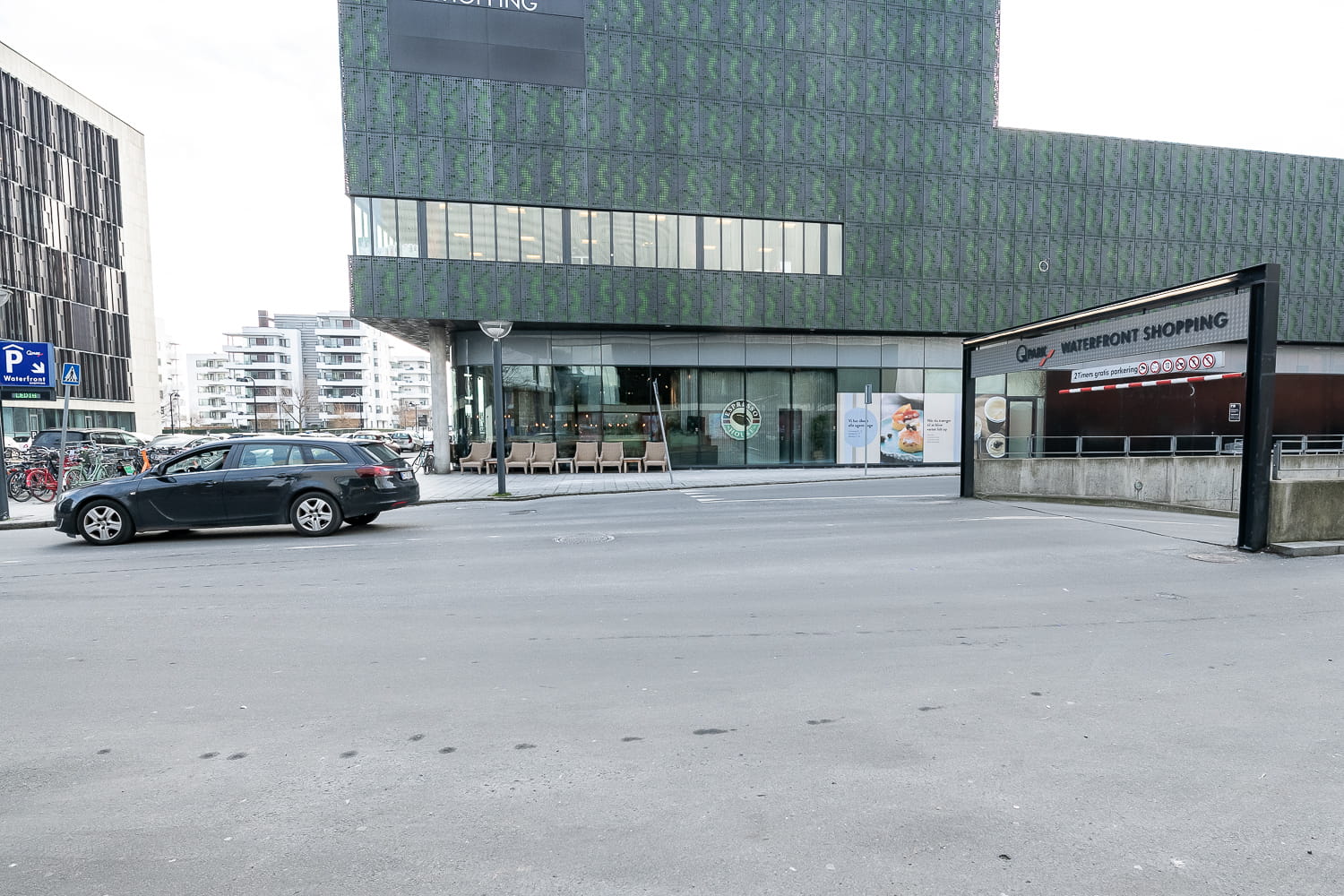 Q-Park Waterfront nedkørsel med Waterfront shopping center i baggrunden og biler på vej ud
