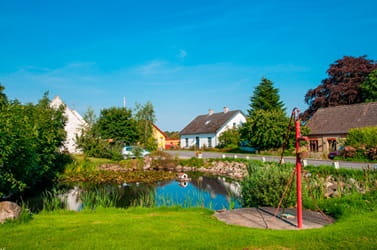 En lille sø ved Ringe med huse omrking og grønne arealer