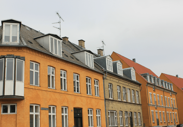 Valby bybillede med klassiske boligbygninger i flere farver