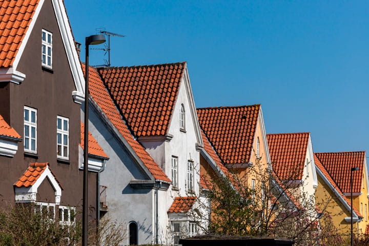 Vanløse villas lined up with red roofs in fall.