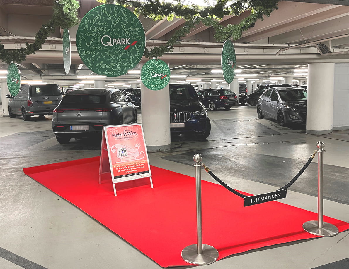 Julemandens plads hos Q-Park 2025 - rød løber med juledekorationer og afspærring til julemandens kane