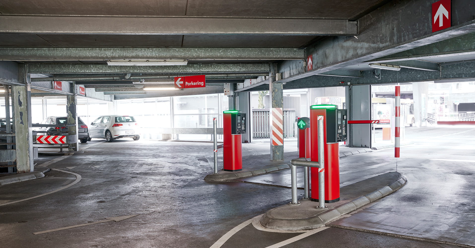 Q-Park Magasin Aarhus exit with barriers and cars parked
