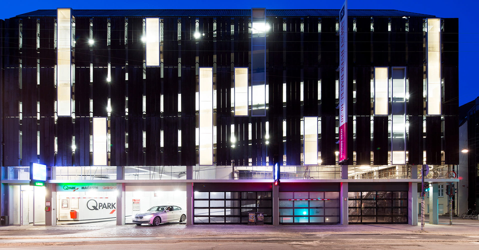 Q-Park Magasin du Nord p-hus set udefra om aftenen