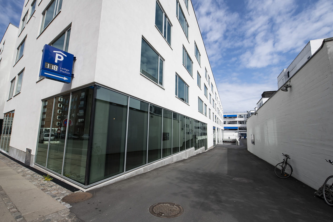 Q-Park Scandic Kødbyen parking faciltiy with white buildings and a blue sign on the building