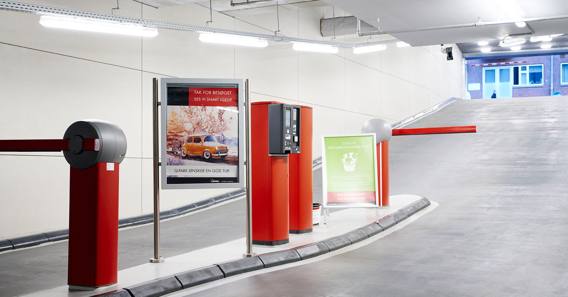 Q-Park Vestergade indkørsel med bom  og en bakke op til gadeplan