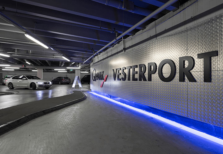 Q-Park Vesterport Q-Park indkørsel with a sign on the wall