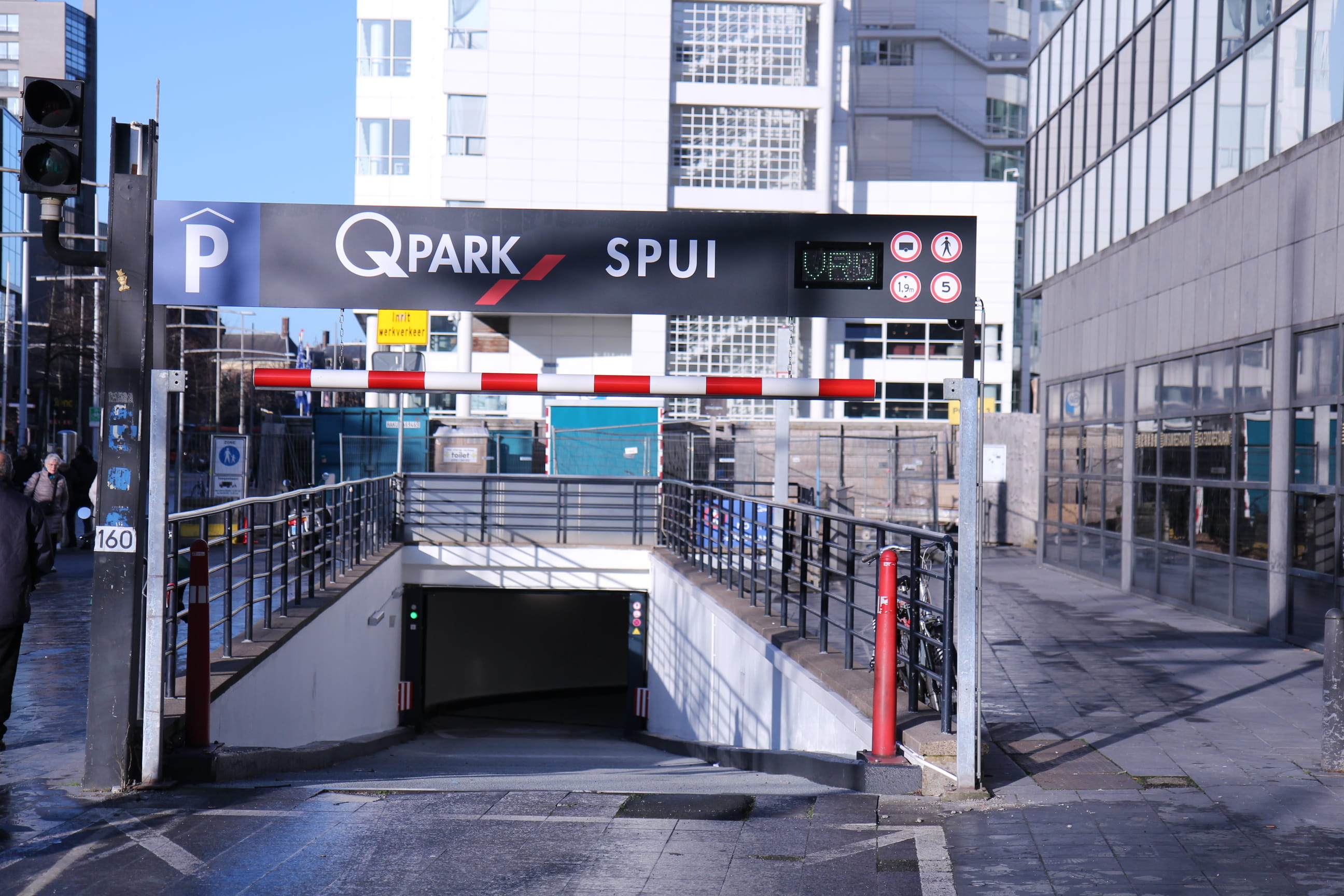 Inrit parkeergarage Q-Park Spui